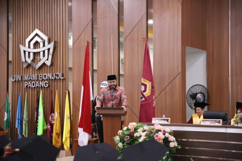 Wali Kota Padang Fadly Amran menyampaikan orasi ilmiah di wisuda ke-93 UIN Imam Bonjol, Minggu (27/4). (Foto: Prokopim Padang)