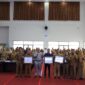 Sekda Kota Padang Andree Algamar memberikan penghargaan kepada tiga perangkat daerah terbaik dalam penyampaian laporan dan capaian realisasi fisik dan keuangan tahun 2024, Selasa (29/4/2025). (Foto: Prokopim Padang)