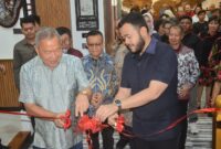 Wali Kota Padang Fadly Amran meresmikan Gedung WHBT Sri Bhakti, Sabtu (26/4/2025) malam. (Foto: Prokopim Padang)