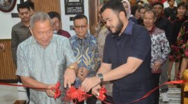 Wali Kota Padang Fadly Amran meresmikan Gedung WHBT Sri Bhakti, Sabtu (26/4/2025) malam. (Foto: Prokopim Padang)