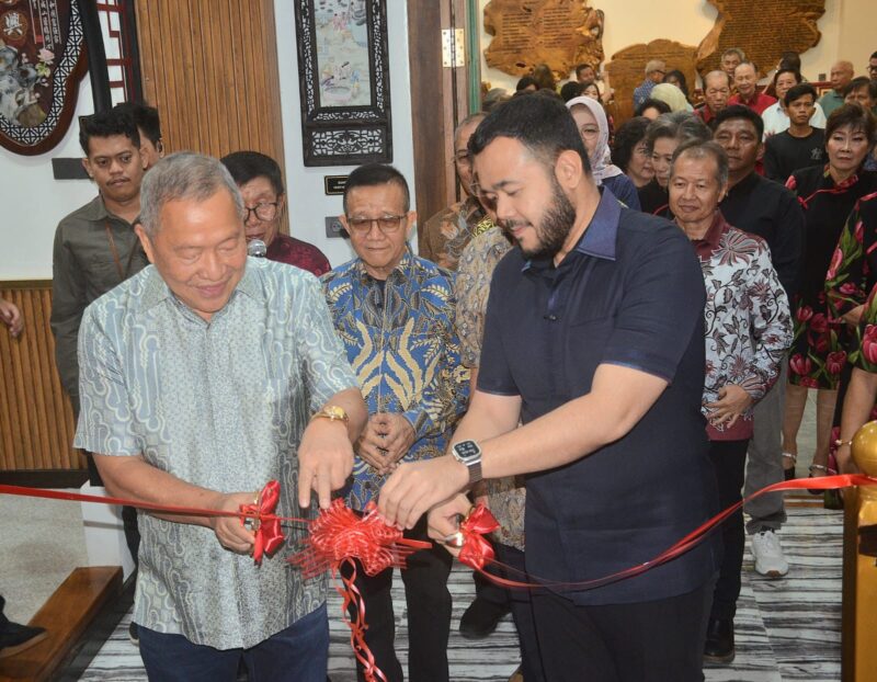 Wali Kota Padang Fadly Amran meresmikan Gedung WHBT Sri Bhakti, Sabtu (26/4/2025) malam. (Foto: Prokopim Padang)