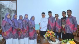 Wakil Wali Kota Padang Maigus Nasir menerima kunjungan silaturahmi dari pengurus MGMP Pendidikan Pancasila SMP Kota Padang, Sabtu (5/4/2025). (Foto: Prokopim Padang)