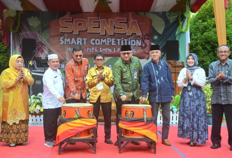 Sekda Kota Padang Andree Algamar membuka ajang kreasi adu bakat SSC 2025 di SMPN 1 Padang, Jumat (11/4/2025). (Foto: Prokopim Padang)