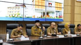 Wali Kota Padang, Fadly Amran memimpin rapat koordinasi mingguan dengan seluruh Kepala OPD di Ruang Abu Bakar Ja'ar, Kantor Balai Kota, Aia Pacah, pada Senin pagi (28/4/2025). (Foto: Prokopim Padang)