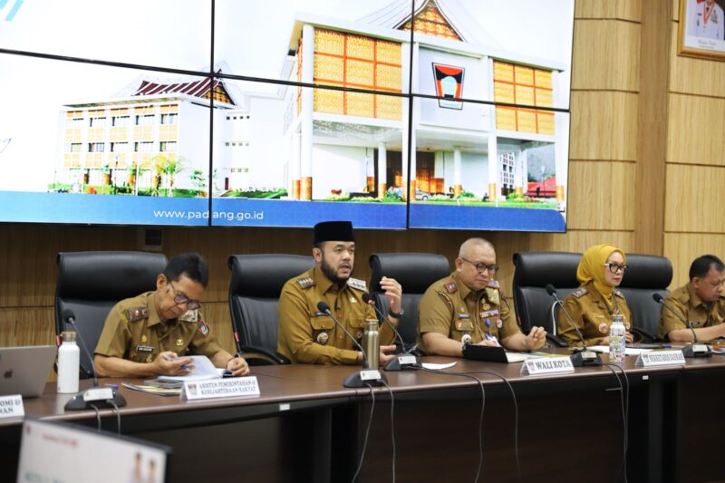 Wali Kota Padang, Fadly Amran memimpin rapat koordinasi mingguan dengan seluruh Kepala OPD di Ruang Abu Bakar Ja'ar, Kantor Balai Kota, Aia Pacah, pada Senin pagi (28/4/2025). (Foto: Prokopim Padang)