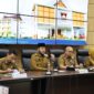 Wali Kota Padang, Fadly Amran memimpin rapat koordinasi mingguan dengan seluruh Kepala OPD di Ruang Abu Bakar Ja'ar, Kantor Balai Kota, Aia Pacah, pada Senin pagi (28/4/2025). (Foto: Prokopim Padang)
