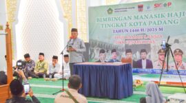 Wakil Wali Kota Padang Maigus Nasir menghadiri pembukaan Bimbingan Manasik Haji 1446 H tingkat Kota Padang di Masjid Agung Nurul Iman, Jumat (18/4/2025). (Foto: Prokopim Padang)