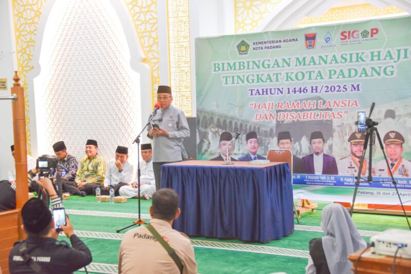 Wakil Wali Kota Padang Maigus Nasir menghadiri pembukaan Bimbingan Manasik Haji 1446 H tingkat Kota Padang di Masjid Agung Nurul Iman, Jumat (18/4/2025). (Foto: Prokopim Padang)