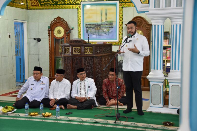Wali Kota Padang Fadly Amran menghadiri acara Halalbihalal Perti Kecamatan Padang Selatan, di Masjid Nurul Ain, Rabu (9/4/2025). (Foto: Prokopim Padang)