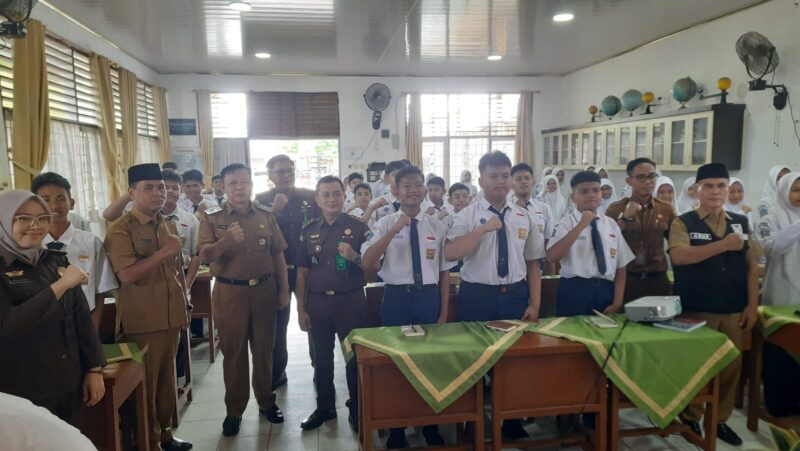 Pemko Padang bersama Kejari Padang menggelar program Jaksa Masuk Sekolah di SMPN 5 Padang, Senin (21/4/2025).