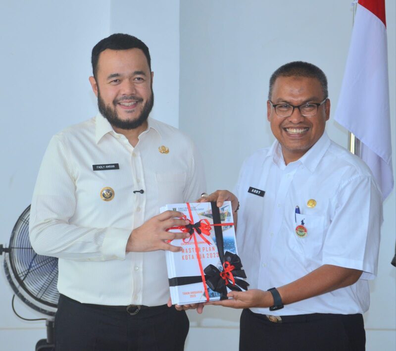 Wali Kota Padang Fadly Amran saat FGD Sosialisasi Revitalisasi Kawasan Kota Tua Padang, di Gedung Juang 45, BPPI Padang, Rabu (21/5/2025). (Foto: Prokopim Padang)