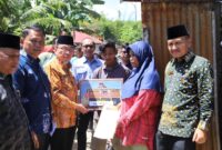 Wakil Wali Kota Padang Maigus Nasir menyerahkan bantuan kepada korban kebakaran di Kampung Jambak, Kecamatan Kuranji, Kamis (15/5/2025). (Foto: Prokopim Padang)