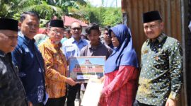 Wakil Wali Kota Padang Maigus Nasir menyerahkan bantuan kepada korban kebakaran di Kampung Jambak, Kecamatan Kuranji, Kamis (15/5/2025). (Foto: Prokopim Padang)
