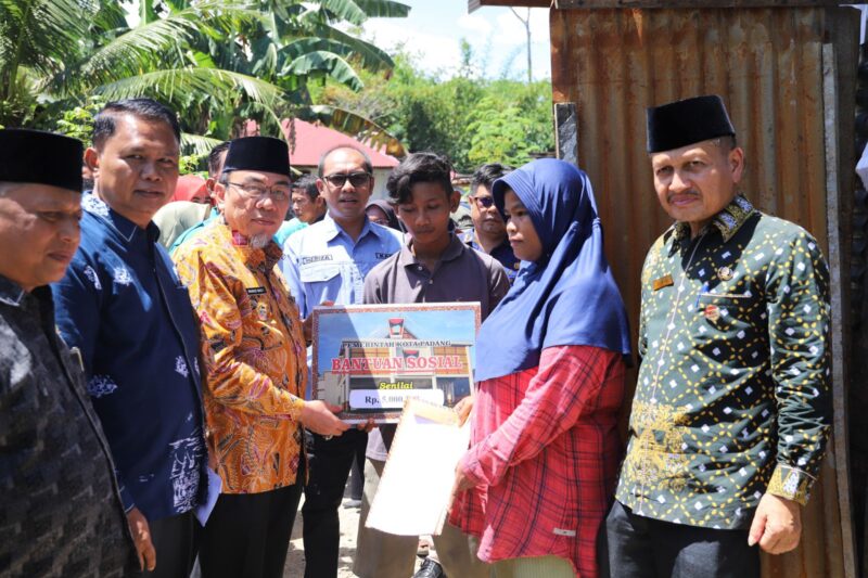 Wakil Wali Kota Padang Maigus Nasir menyerahkan bantuan kepada korban kebakaran di Kampung Jambak, Kecamatan Kuranji, Kamis (15/5/2025). (Foto: Prokopim Padang)