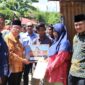 Wakil Wali Kota Padang Maigus Nasir menyerahkan bantuan kepada korban kebakaran di Kampung Jambak, Kecamatan Kuranji, Kamis (15/5/2025). (Foto: Prokopim Padang)