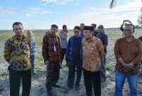 Wakil Wali Kota Padang Maigus Nasir meninjau lokasi pembangunan Sekolah Rakyat di kawasan Padangsarai, Kecamatan Kototangah, Kamis (15/5/2025). (Foto: Prokopim Padang)