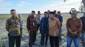 Wakil Wali Kota Padang Maigus Nasir meninjau lokasi pembangunan Sekolah Rakyat di kawasan Padangsarai, Kecamatan Kototangah, Kamis (15/5/2025). (Foto: Prokopim Padang)
