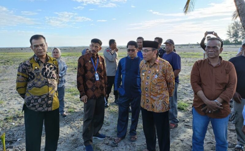 Wakil Wali Kota Padang Maigus Nasir meninjau lokasi pembangunan Sekolah Rakyat di kawasan Padangsarai, Kecamatan Kototangah, Kamis (15/5/2025). (Foto: Prokopim Padang)