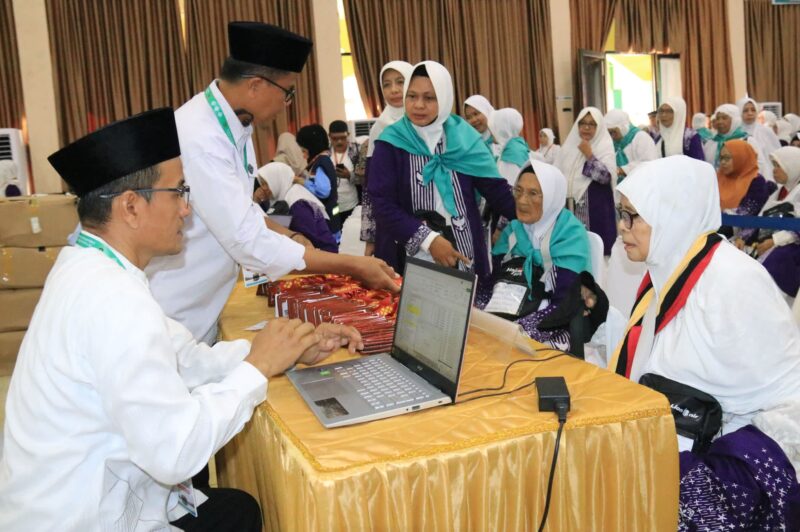 Layanan Munakosah dan Fast Track permudah proses keberangkatan jemaah haji 2025 dari Indonesia. (Foto: Kemenag Sumbar)