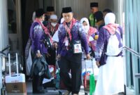 PPIH Embarkasi Padang menyambut jemaah asal Bengkulu Kloter 3 di BIM. (Foto: Humas Kemenag Sumbar)