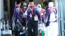 PPIH Embarkasi Padang menyambut jemaah asal Bengkulu Kloter 3 di BIM. (Foto: Humas Kemenag Sumbar)