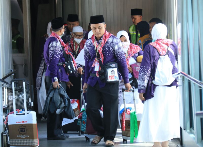 PPIH Embarkasi Padang menyambut jemaah asal Bengkulu Kloter 3 di BIM. (Foto: Humas Kemenag Sumbar)
