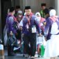 PPIH Embarkasi Padang menyambut jemaah asal Bengkulu Kloter 3 di BIM. (Foto: Humas Kemenag Sumbar)