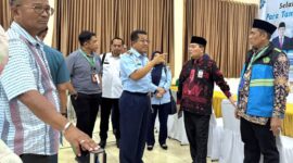 Ketua PPIH Mahyudin memimpin rapat evaluasi di Asrama Haji Padang. (Foto: Humas Kemenang Sumbar)