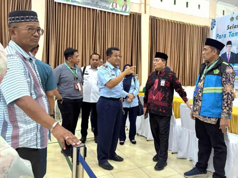Ketua PPIH Mahyudin memimpin rapat evaluasi di Asrama Haji Padang. (Foto: Humas Kemenang Sumbar)