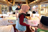 PPIH Embarkasi Padang menyuguhi bubur hangat kepada jemaah haji. (Foto: Humas Kemenag Sumbar)