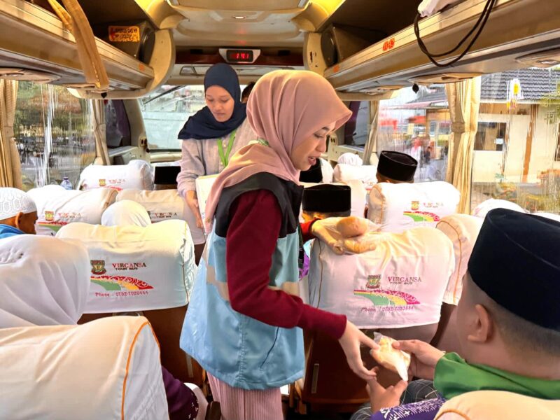 PPIH Embarkasi Padang menyuguhi bubur hangat kepada jemaah haji. (Foto: Humas Kemenag Sumbar)