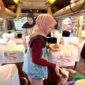 PPIH Embarkasi Padang menyuguhi bubur hangat kepada jemaah haji. (Foto: Humas Kemenag Sumbar)