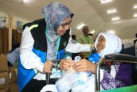 Jemaah haji kloter 08 tiba di Asrama Haji Embarkasi Padang pada Kamis (15/5/2025) malam. (Foto: Humas Kemenag Sumbar)