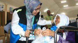Jemaah haji kloter 08 tiba di Asrama Haji Embarkasi Padang pada Kamis (15/5/2025) malam. (Foto: Humas Kemenag Sumbar)