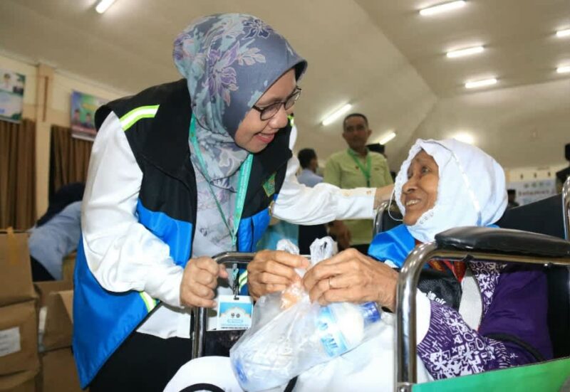 Jemaah haji kloter 08 tiba di Asrama Haji Embarkasi Padang pada Kamis (15/5/2025) malam. (Foto: Humas Kemenag Sumbar)