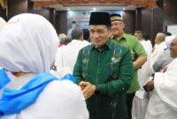Wamenag Romo Syafi'i berpesan kepada jemaah haji Kloter 08 Embarkasi Padang agar menjaga kesehatan. (Foto: Humas Kemenag Sumbar)