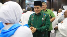 Wamenag Romo Syafi'i berpesan kepada jemaah haji Kloter 08 Embarkasi Padang agar menjaga kesehatan. (Foto: Humas Kemenag Sumbar)