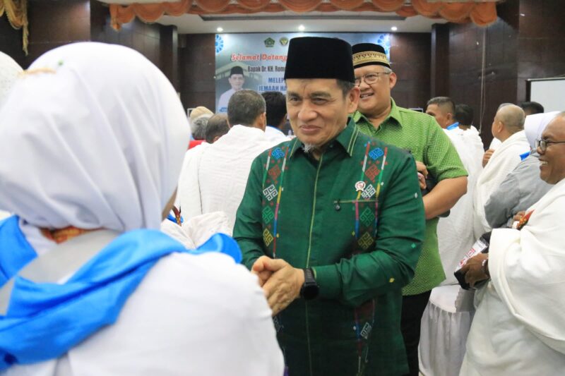 Wamenag Romo Syafi'i berpesan kepada jemaah haji Kloter 08 Embarkasi Padang agar menjaga kesehatan. (Foto: Humas Kemenag Sumbar)