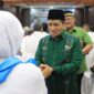 Wamenag Romo Syafi'i berpesan kepada jemaah haji Kloter 08 Embarkasi Padang agar menjaga kesehatan. (Foto: Humas Kemenag Sumbar)