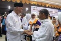 Gubernur Mahyeldi melepas jemaah haji kloter 14 di Asrama Haji Padang, Rabu (28/5/2025). (Foto: Kemenag Sumbar)