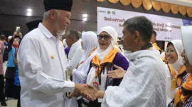 Gubernur Mahyeldi melepas jemaah haji kloter 14 di Asrama Haji Padang, Rabu (28/5/2025). (Foto: Kemenag Sumbar)