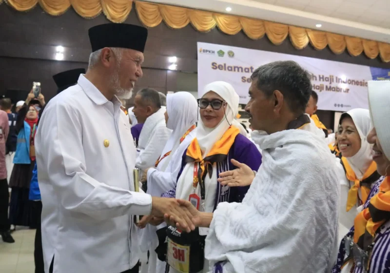 Gubernur Mahyeldi melepas jemaah haji kloter 14 di Asrama Haji Padang, Rabu (28/5/2025). (Foto: Kemenag Sumbar)
