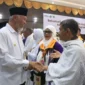 Gubernur Mahyeldi melepas jemaah haji kloter 14 di Asrama Haji Padang, Rabu (28/5/2025). (Foto: Kemenag Sumbar)