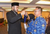Wali Kota Padang Fadly Amran memasangkan kokarde kepada peserta Bimtek Keprotokolan dan MC ASN di lingkungan Pemko Padang, Selasa (20/5). (Foto: Prokopim Padang)