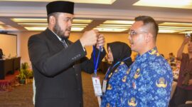 Wali Kota Padang Fadly Amran memasangkan kokarde kepada peserta Bimtek Keprotokolan dan MC ASN di lingkungan Pemko Padang, Selasa (20/5). (Foto: Prokopim Padang)