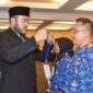 Wali Kota Padang Fadly Amran memasangkan kokarde kepada peserta Bimtek Keprotokolan dan MC ASN di lingkungan Pemko Padang, Selasa (20/5). (Foto: Prokopim Padang)