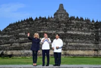 Presiden Republik Prancis Emmanuel Macron menyampaikan kekagumannya terhadap Candi Borobudur saat melakukan kunjungan ke situs warisan budaya dunia tersebut bersama Presiden RI Prabowo Subianto, di Kabupaten Magelang, Jawa Tengah, Kamis (29/5/2025). (Foto: BPMI Setpres)