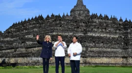 Presiden Republik Prancis Emmanuel Macron menyampaikan kekagumannya terhadap Candi Borobudur saat melakukan kunjungan ke situs warisan budaya dunia tersebut bersama Presiden RI Prabowo Subianto, di Kabupaten Magelang, Jawa Tengah, Kamis (29/5/2025). (Foto: BPMI Setpres)