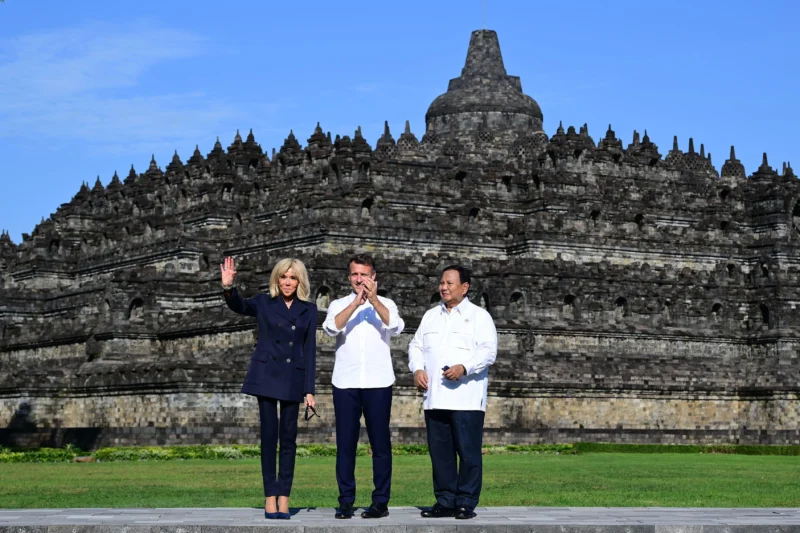 Presiden Republik Prancis Emmanuel Macron menyampaikan kekagumannya terhadap Candi Borobudur saat melakukan kunjungan ke situs warisan budaya dunia tersebut bersama Presiden RI Prabowo Subianto, di Kabupaten Magelang, Jawa Tengah, Kamis (29/5/2025). (Foto: BPMI Setpres)