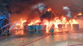 Kebakaran hebat di pabrik karet PT Teluk Luas pada Minggu (18/5/2025) siang. (Foto: Ist)